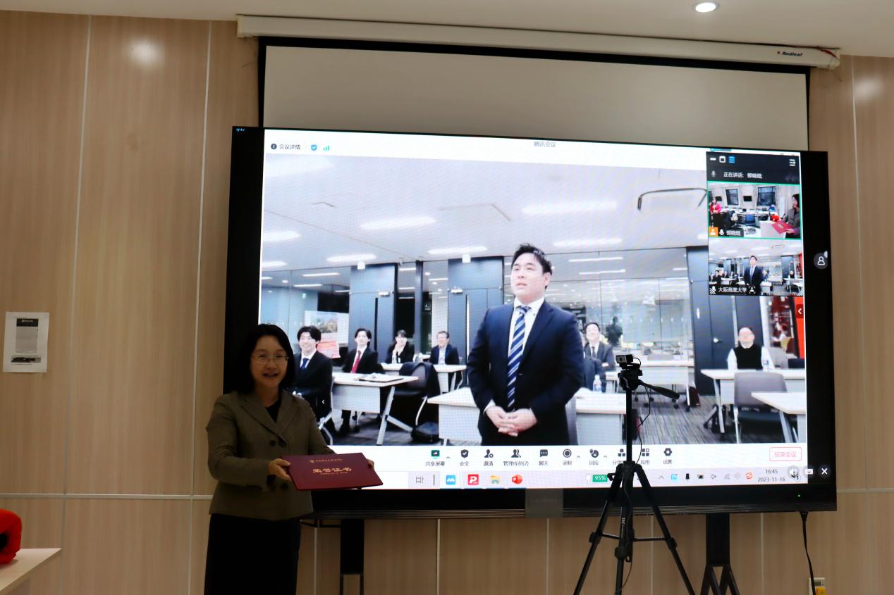 27艾弗森贝博ballbet官网葛建新教授为“最佳汇报奖”成田卓巳同学颁奖